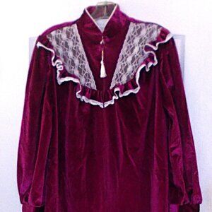 NWOT Vintage Vandemere Velvet and Lace Robe M